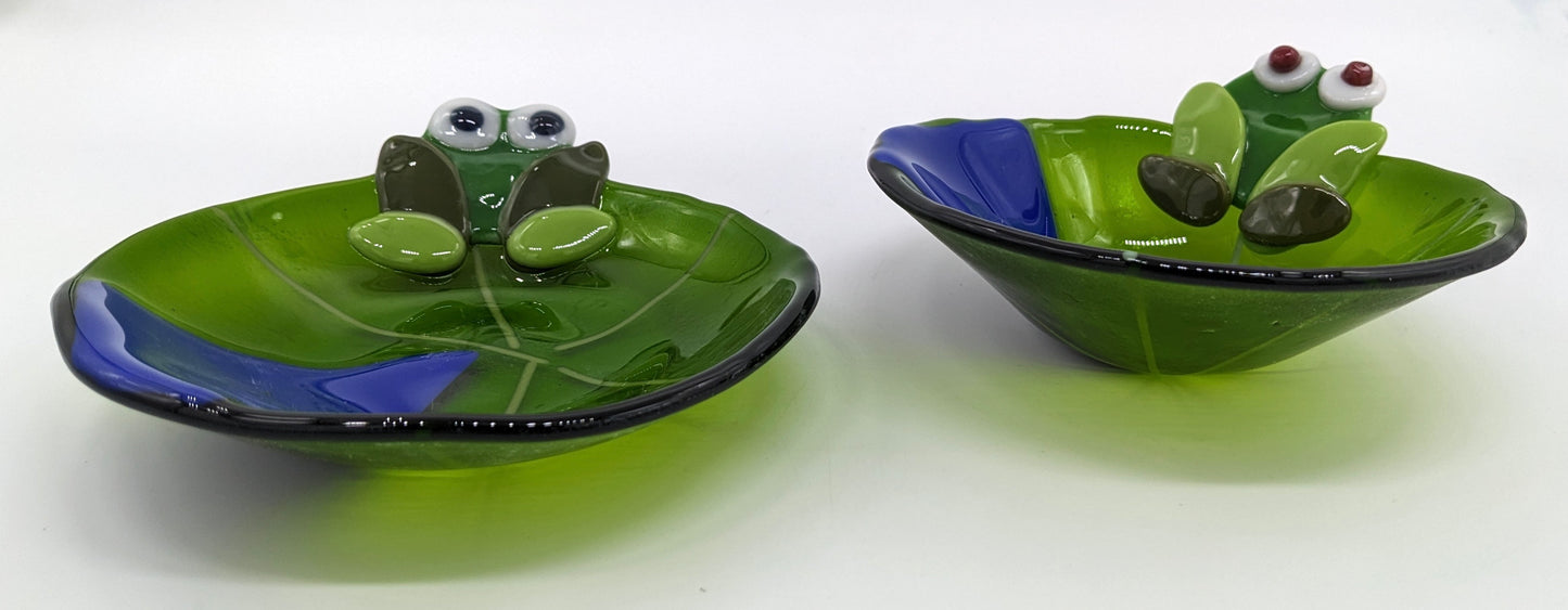 glass bowls with frogs