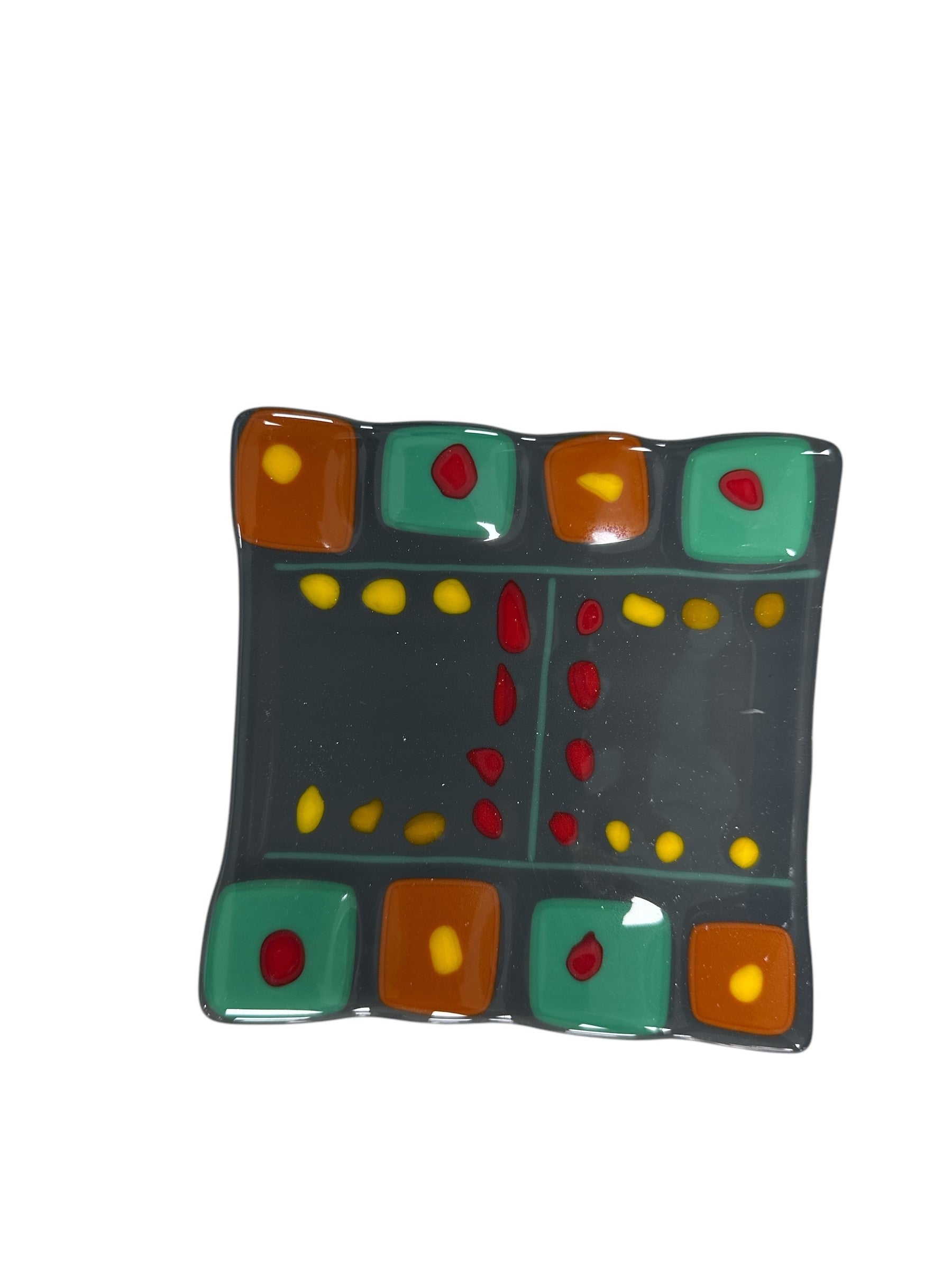 Wavy tray with a gray background, the letter H in the middle and also red and yellow dots on the right and left side.