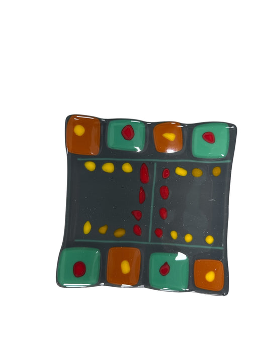 Wavy tray with a gray background, the letter H in the middle and also red and yellow dots on the right and left side.