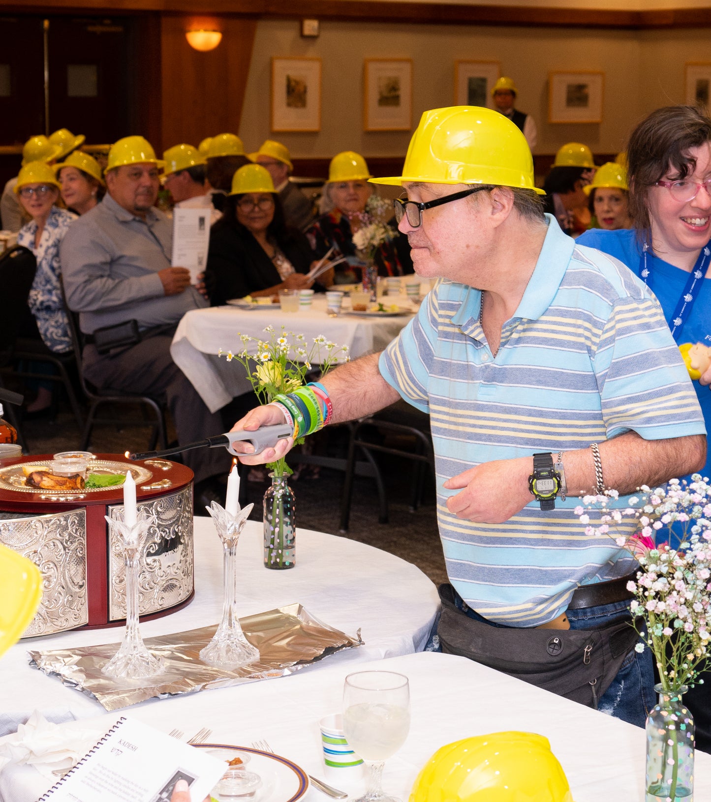 Picture of the lighting of shabbat candles