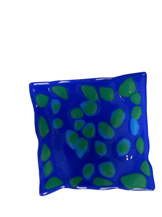 Medium tray with a blue background; including green and light blue dots