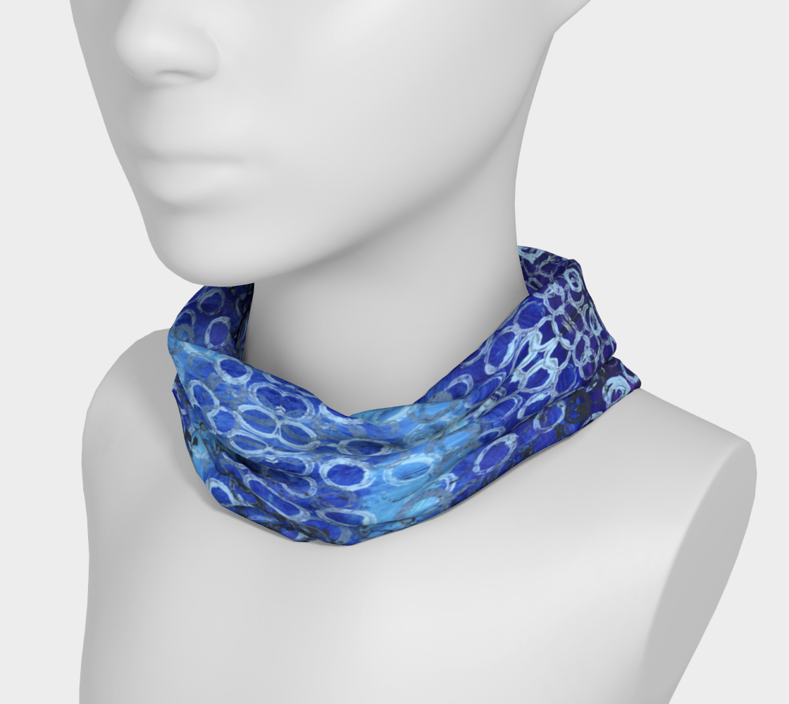 Mannequin wearing a wide headband of different shades of blue with rings of light and dark blue