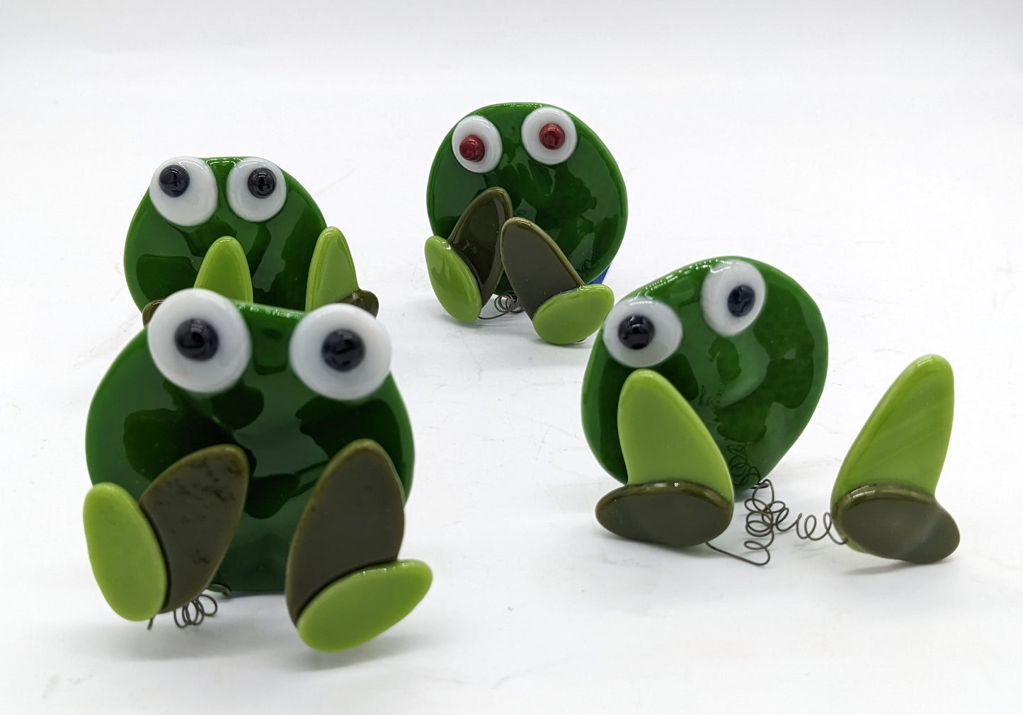 4 place card holders that look like frogs