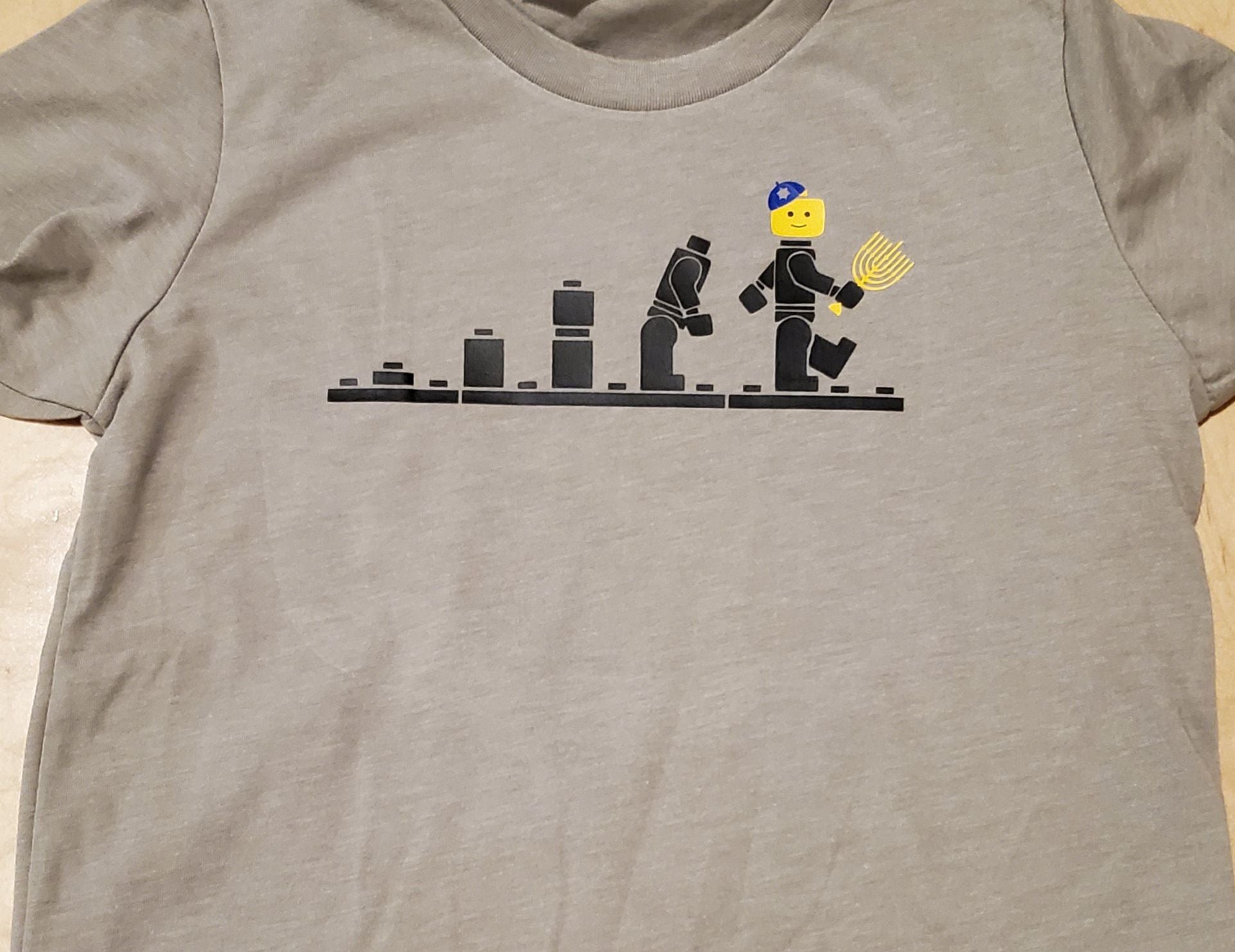 Krav en sælger Mysterium Chanukah "Evolution Man" LEGO T-shirt – Celebration Company